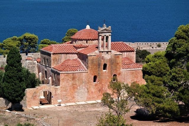 Foto de iglesia frente al mar en Pilos