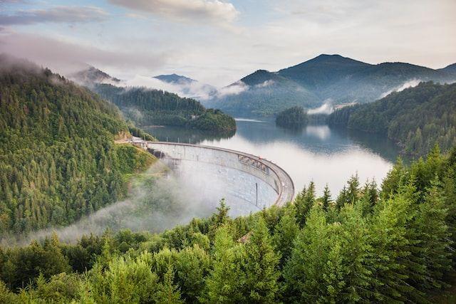 Water mirror surrounded by mountains and vegetation