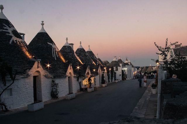 Construcciones típicas de Alberobello y atardecer