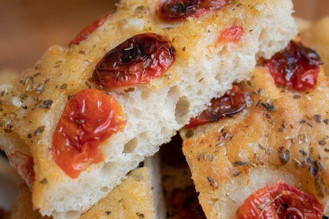 Focaccia con tomates confitados