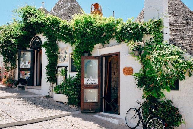 Trulli, vegetación y bicicleta