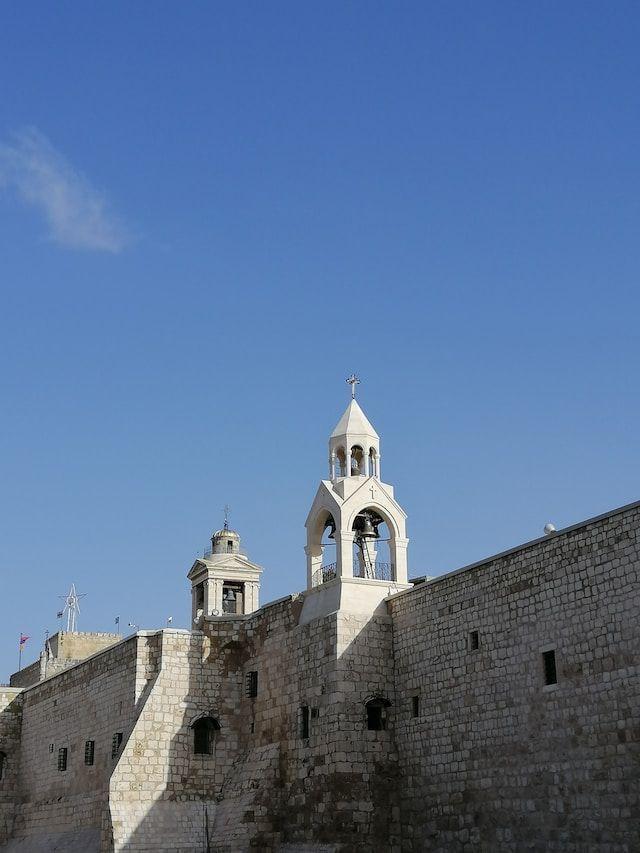 Iglesia en un día soleado